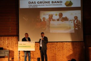 Scheckuebergabe Grünes Band Commerzbank SV Fischbach Talentförderung